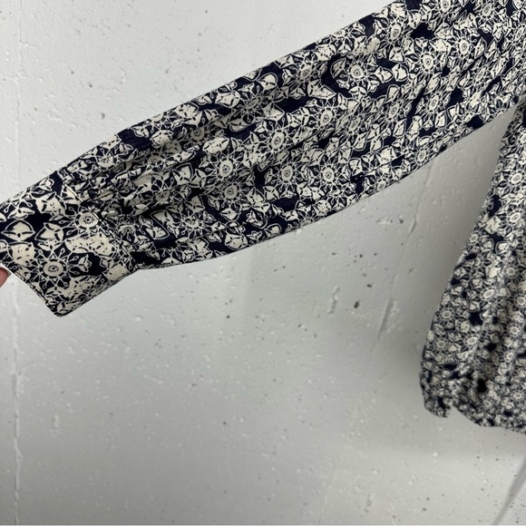 Lucky Brand size Medium Blue Floral Drawstring Bottom Blouse - Picture 5 of 11